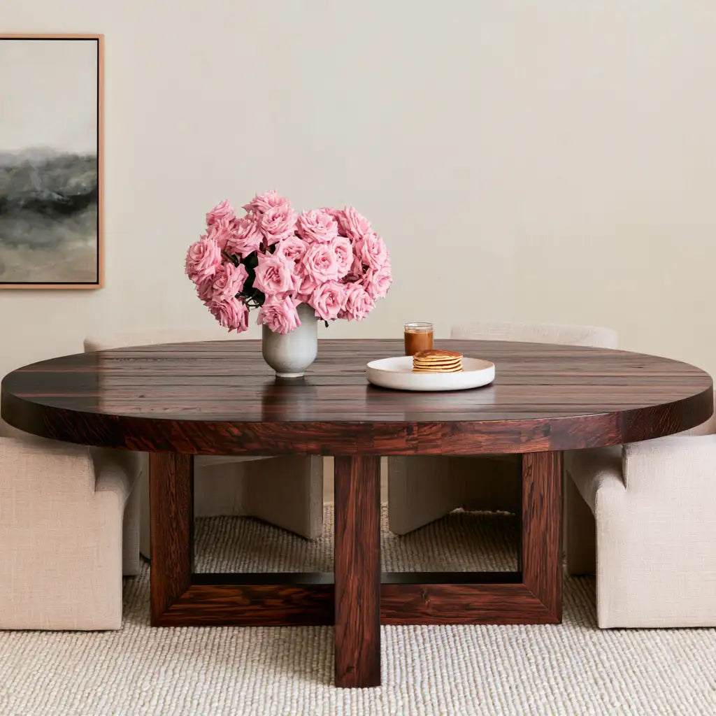 Set tavolo e sedie dalle linee moderne, marrone e beige, per la casa