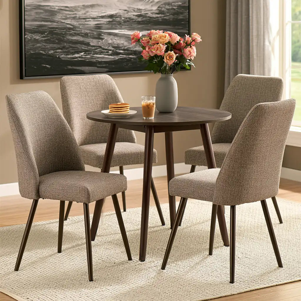 Set tavolo e sedie dal profilo contemporaneo, marrone e beige, per la casa