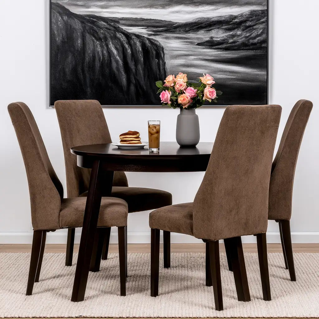 Set tavolo e sedie dalle linee moderne, marrone e beige, per la casa