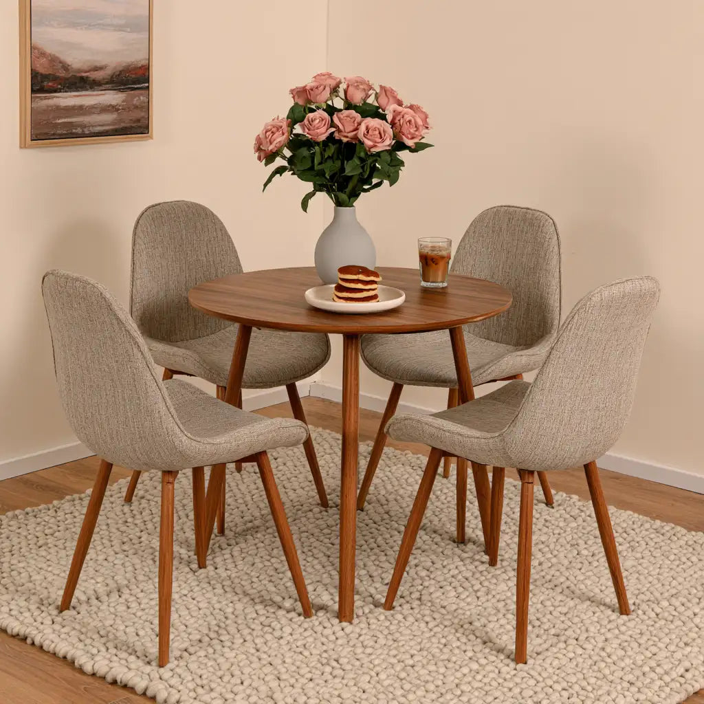 Set tavolo e sedie dal profilo contemporaneo, marrone e beige, per la casa