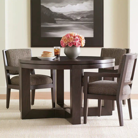 Set tavolo e sedie dal design essenziale, marrone e beige, per la casa